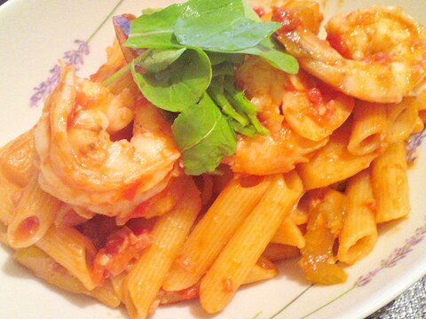 ショートパスタで★海老のピリ辛トマトソース